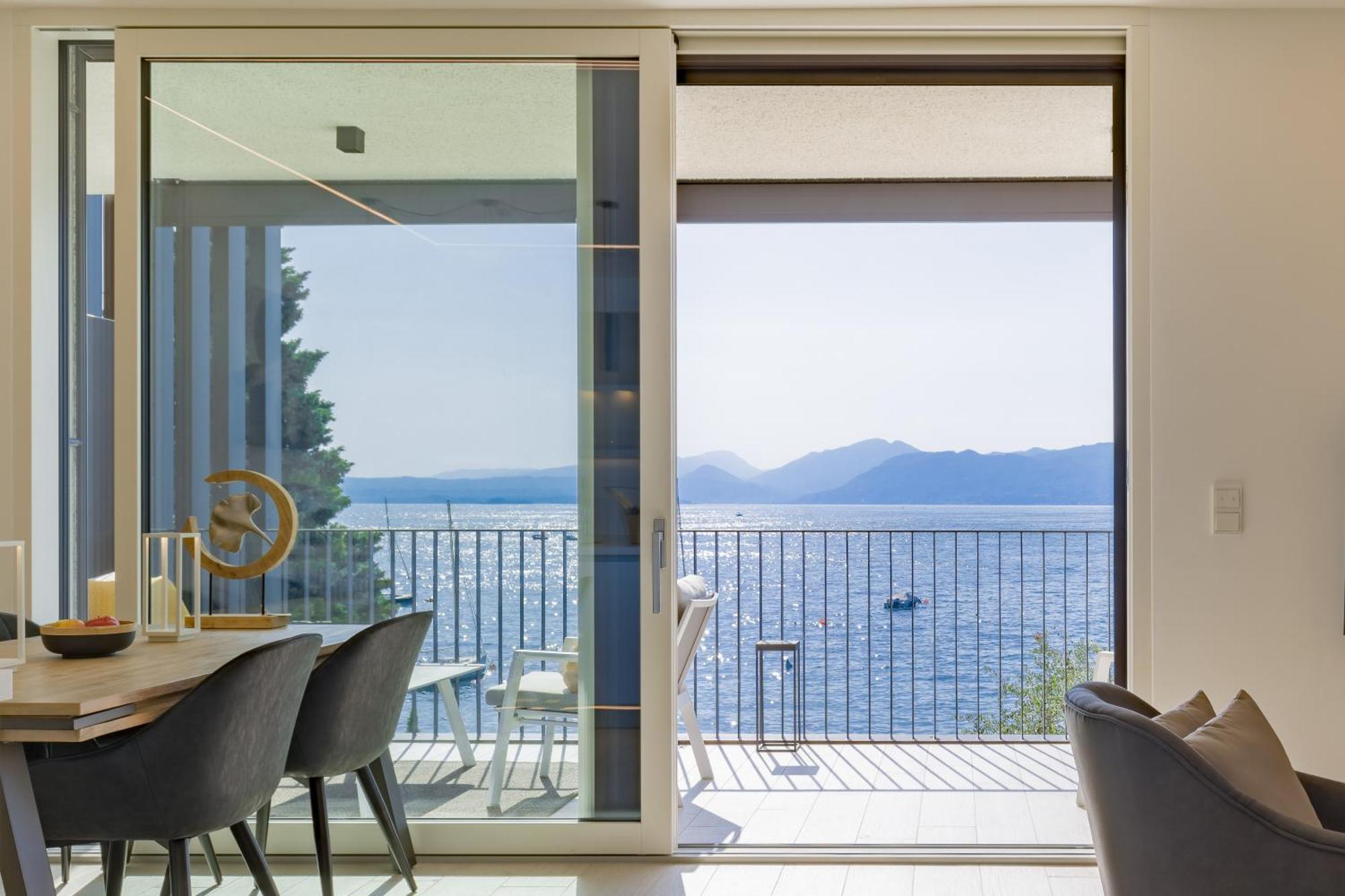 Salvatorehomes - Luxurious Dreamview Waterfront Apartment In Torri Del Benaco With Pool - Casa Azura - A 5 Star Luxury Collection At Lake Garda Exterior foto