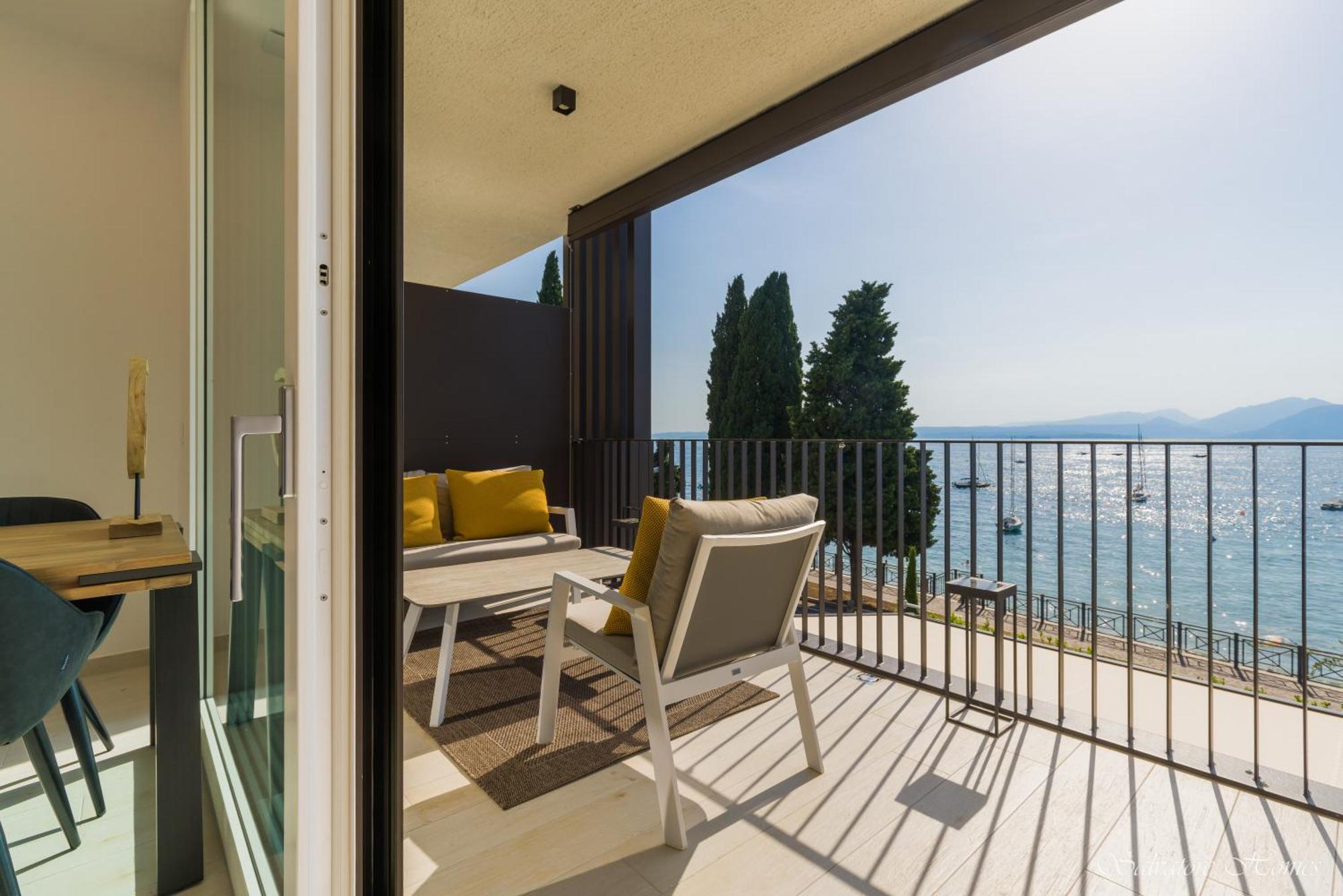 Salvatorehomes - Luxurious Dreamview Waterfront Apartment In Torri Del Benaco With Pool - Casa Azura - A 5 Star Luxury Collection At Lake Garda Exterior foto
