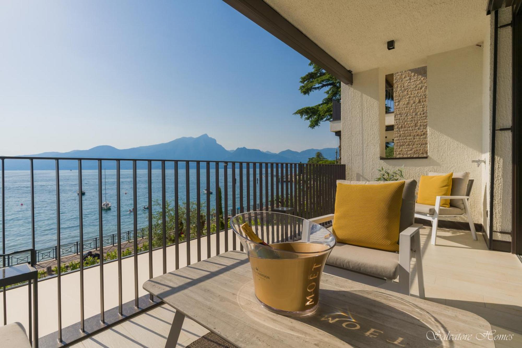 Salvatorehomes - Luxurious Dreamview Waterfront Apartment In Torri Del Benaco With Pool - Casa Azura - A 5 Star Luxury Collection At Lake Garda Exterior foto