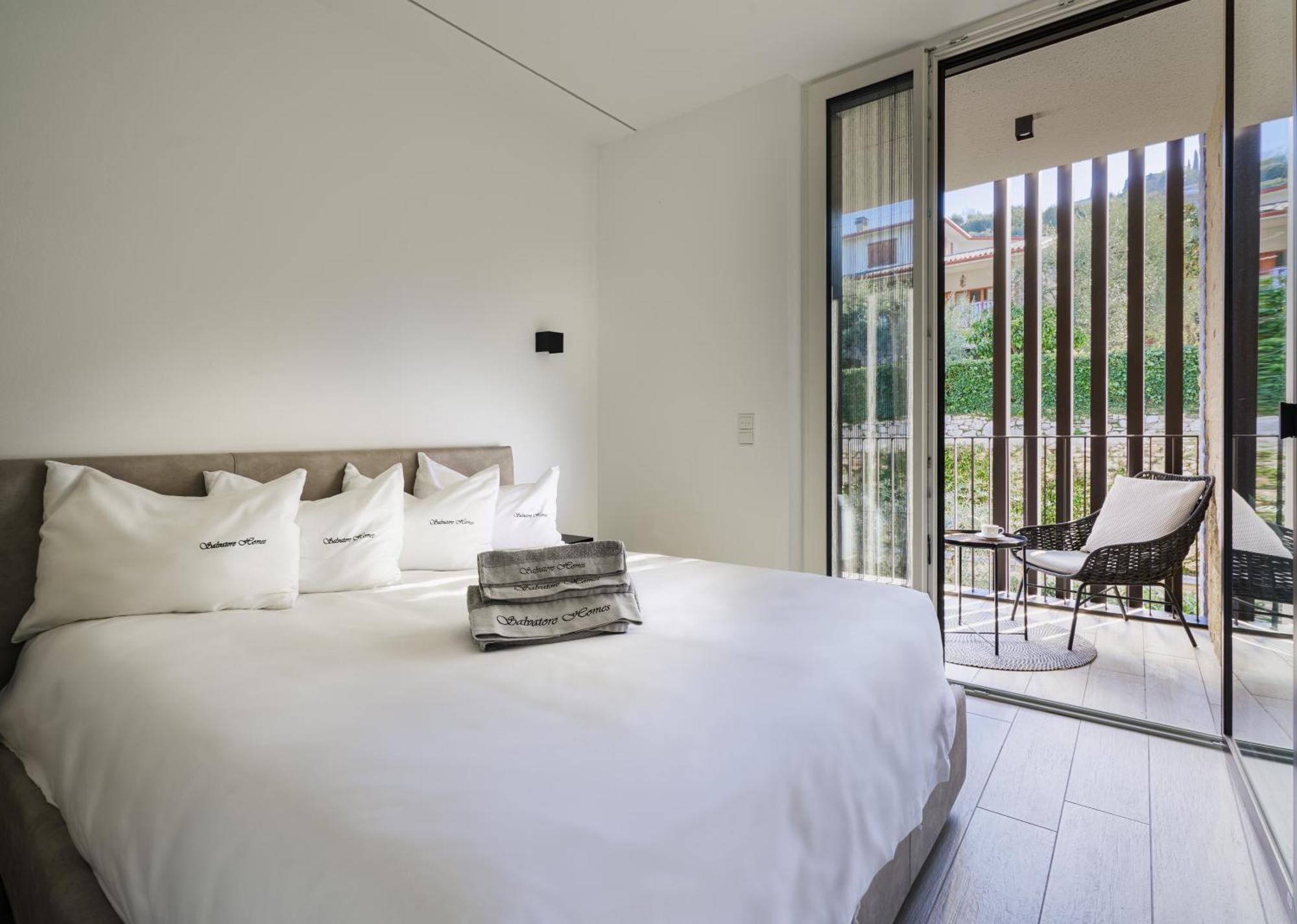 Salvatorehomes - Luxurious Dreamview Waterfront Apartment In Torri Del Benaco With Pool - Casa Azura - A 5 Star Luxury Collection At Lake Garda Exterior foto