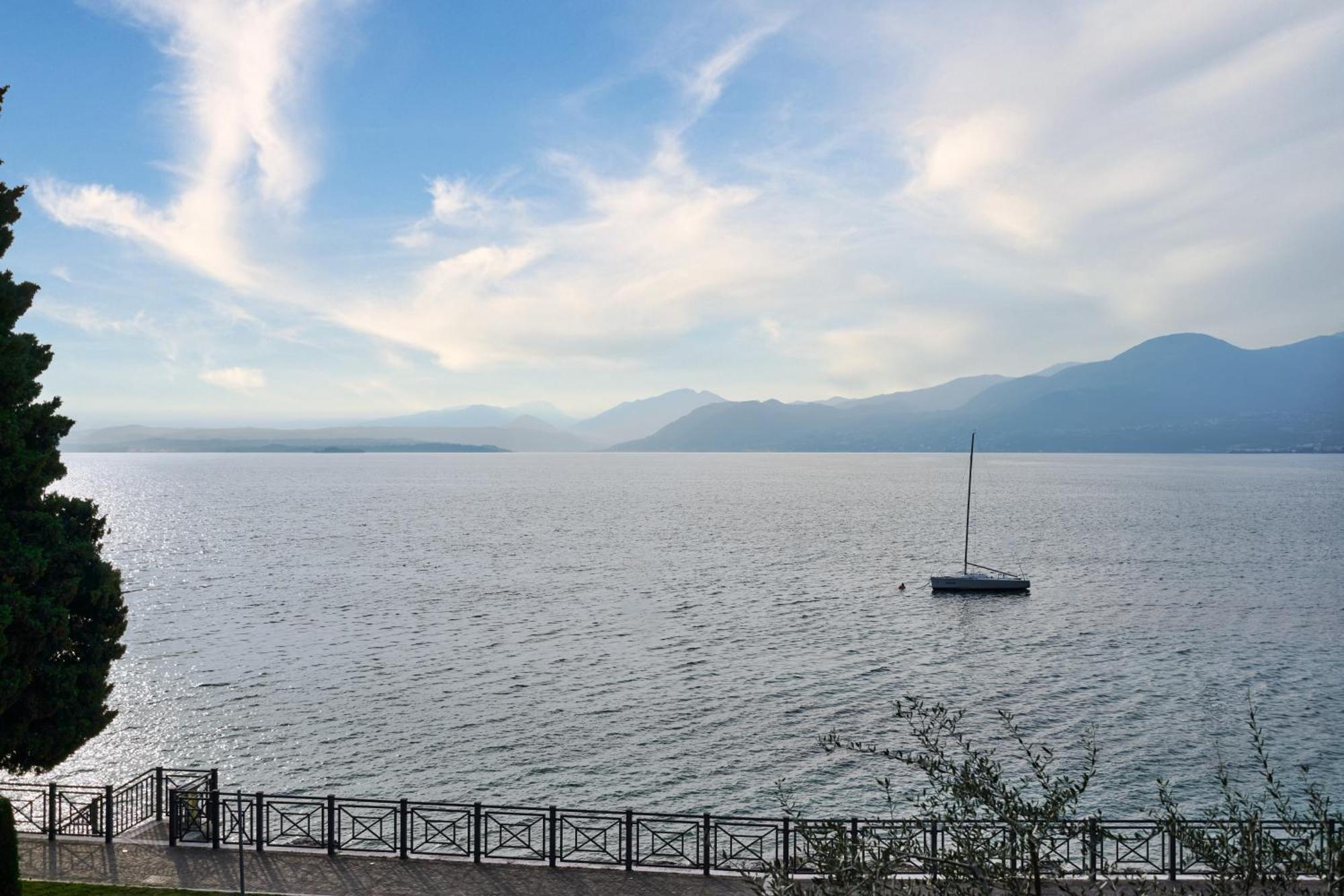 Salvatorehomes - Luxurious Dreamview Waterfront Apartment In Torri Del Benaco With Pool - Casa Azura - A 5 Star Luxury Collection At Lake Garda Exterior foto